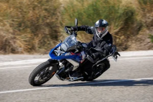 Lire la suite à propos de l’article Les Avancées Technologiques BMW Motorrad : Comment Elles Transforment l’Expérience de Conduite en 2024