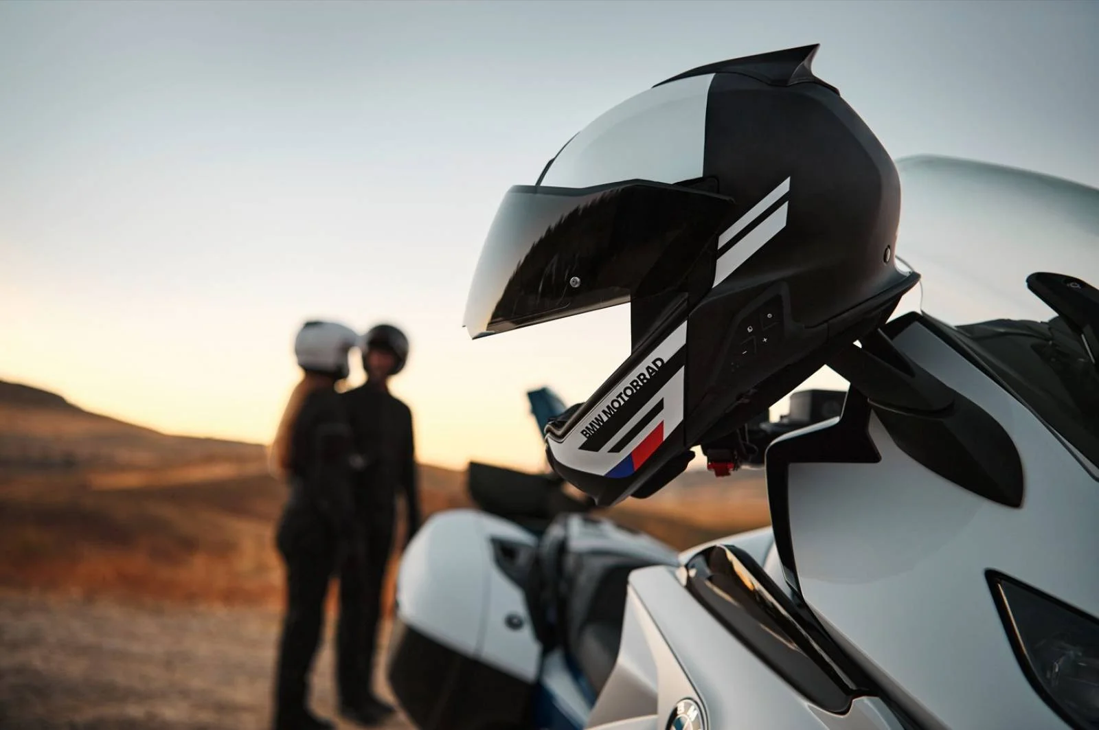 You are currently viewing Guide complet des casques moto BMW : sécurité, styles et choix idéal